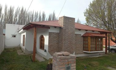 Casa venta en Los Antiguos 3 dormitorios 2 baños con patio cochera