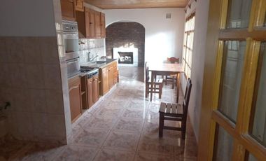 Casa venta en Los Antiguos 3 dormitorios 2 baños con patio cochera