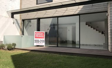 Nueva en Condominio con Jardín
