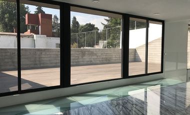 Nueva en Condominio con Jardín