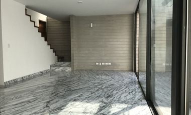 Nueva en Condominio con Jardín
