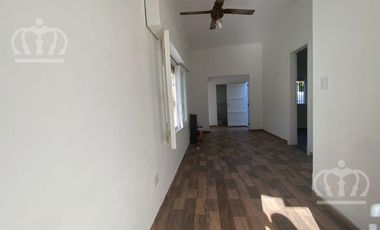 Casa en Alquiler en Lanús Este bien ubicada, con espacio guarda coche