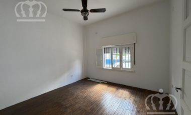 Casa en Alquiler en Lanús Este bien ubicada, con espacio guarda coche