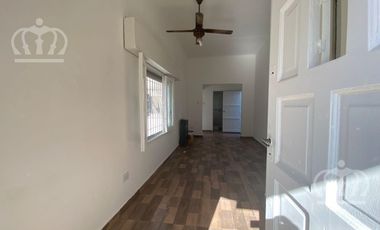 Casa en Alquiler en Lanús Este bien ubicada, con espacio guarda coche