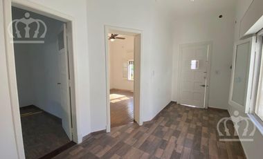 Casa en Alquiler en Lanús Este bien ubicada, con espacio guarda coche