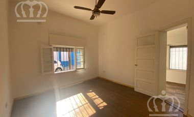 Casa en Alquiler en Lanús Este bien ubicada, con espacio guarda coche