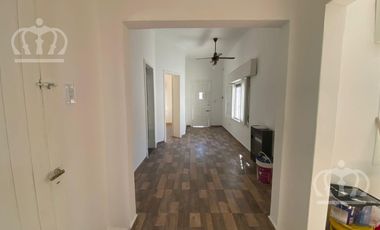 Casa en Alquiler en Lanús Este bien ubicada, con espacio guarda coche