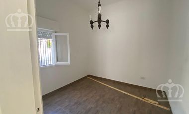 Casa en Alquiler en Lanús Este bien ubicada, con espacio guarda coche