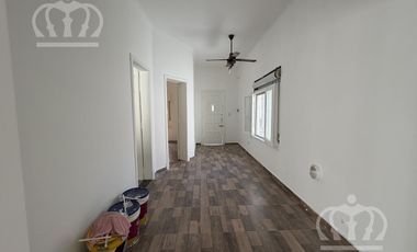 Casa en Alquiler en Lanús Este bien ubicada, con espacio guarda coche