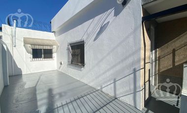 Casa en Alquiler en Lanús Este bien ubicada, con espacio guarda coche