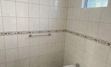 Casa en Alquiler en Lanús Este bien ubicada, con espacio guarda coche