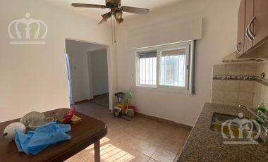 Casa en Alquiler en Lanús Este bien ubicada, con espacio guarda coche