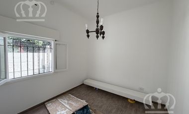 Casa en Alquiler en Lanús Este bien ubicada, con espacio guarda coche