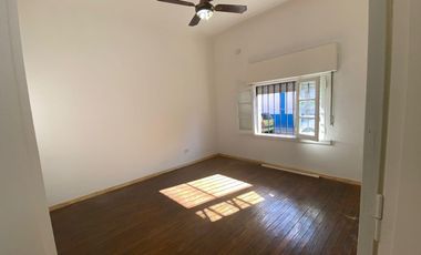 Casa en Alquiler en Lanús Este bien ubicada, con espacio guarda coche
