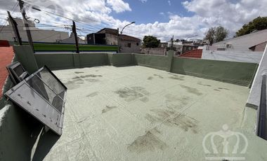 Casa en Alquiler en Lanús Este bien ubicada, con espacio guarda coche