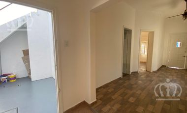 Casa en Alquiler en Lanús Este bien ubicada, con espacio guarda coche
