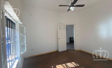 Casa en Alquiler en Lanús Este bien ubicada, con espacio guarda coche