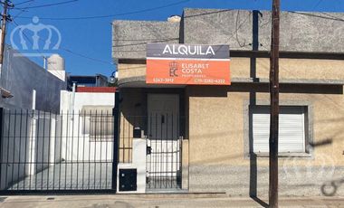 Casa en Alquiler en Lanús Este bien ubicada, con espacio guarda coche