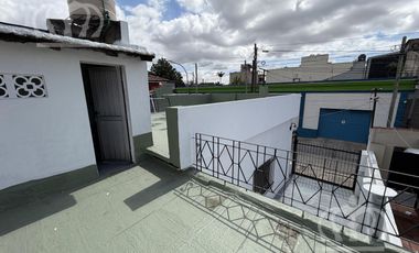 Casa en Alquiler en Lanús Este bien ubicada, con espacio guarda coche
