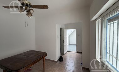 Casa en Alquiler en Lanús Este bien ubicada, con espacio guarda coche