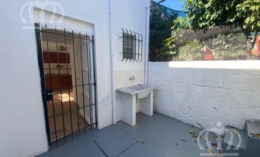 Casa en Alquiler en Lanús Este bien ubicada, con espacio guarda coche