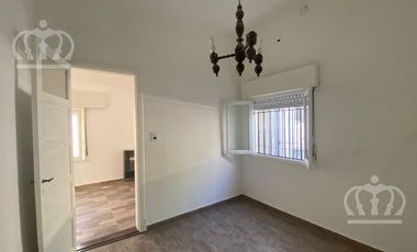 Casa en Alquiler en Lanús Este bien ubicada, con espacio guarda coche