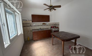 Casa en Alquiler en Lanús Este bien ubicada, con espacio guarda coche