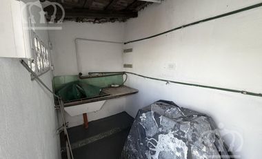 Casa en Alquiler en Lanús Este bien ubicada, con espacio guarda coche