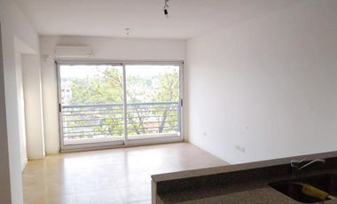 Excelente departamento de 2 ambientes al frente. Banfield E.-