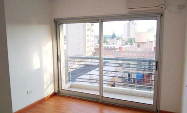 Excelente departamento de 2 ambientes al frente. Banfield E.-