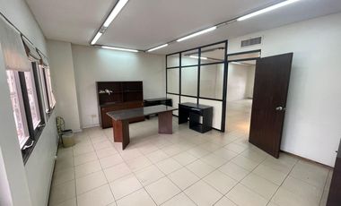 Oficina con kitchenet y baño privado.