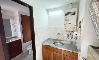 Oficina con kitchenet y baño privado.