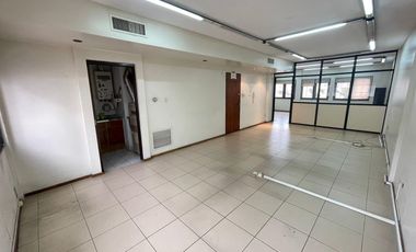 Oficina con kitchenet y baño privado.