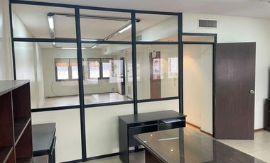 Oficina con kitchenet y baño privado.