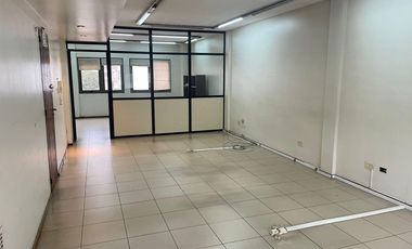 Oficina con kitchenet y baño privado.