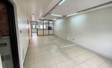 Oficina con kitchenet y baño privado.