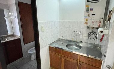 Oficina con kitchenet y baño privado.