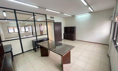 Oficina con kitchenet y baño privado.