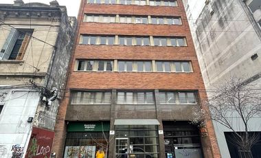 Oficina con kitchenet y baño privado.
