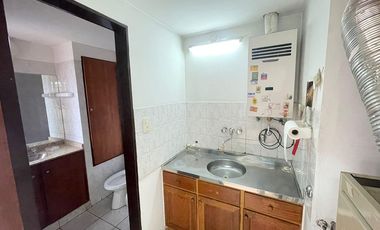 Oficina con kitchenet y baño privado.