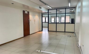 Oficina con kitchenet y baño privado.