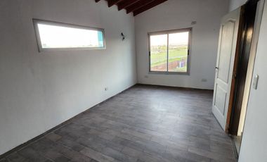 Venta Casa 4 ambientes, 3 dormitorios, 3 Baños y Garage en Barrio Laguna Azul - Spegazzini