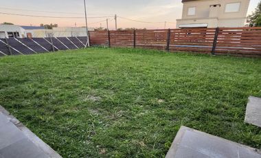 Venta Casa 4 ambientes, 3 dormitorios, 3 Baños y Garage en Barrio Laguna Azul - Spegazzini