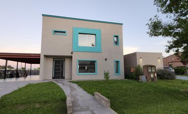Venta Casa 4 ambientes, 3 dormitorios, 3 Baños y Garage en Barrio Laguna Azul - Spegazzini