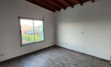 Venta Casa 4 ambientes, 3 dormitorios, 3 Baños y Garage en Barrio Laguna Azul - Spegazzini