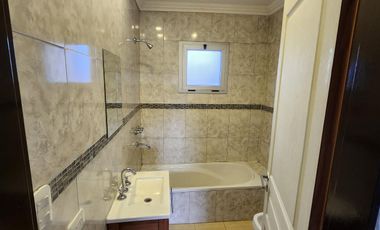 Venta Casa 4 ambientes, 3 dormitorios, 3 Baños y Garage en Barrio Laguna Azul - Spegazzini
