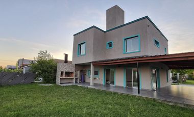 Venta Casa 4 ambientes, 3 dormitorios, 3 Baños y Garage en Barrio Laguna Azul - Spegazzini
