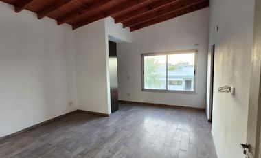 Venta Casa 4 ambientes, 3 dormitorios, 3 Baños y Garage en Barrio Laguna Azul - Spegazzini