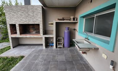 Venta Casa 4 ambientes, 3 dormitorios, 3 Baños y Garage en Barrio Laguna Azul - Spegazzini