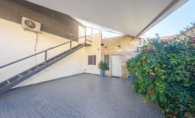 VENTA CASA -  3 DORMITORIOS  (LOCAL COMERCIAL Y LOFT) CIPOLLETTI CENTRO